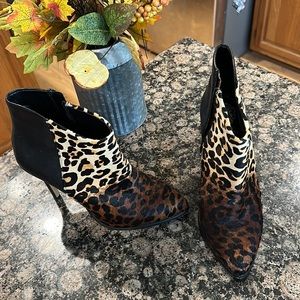 EUC Vince Camuto leopard booties, size 8/38.